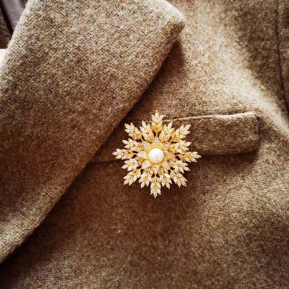 Snowflake Gold Plated Copper Brooch Snowflake Zircon Stone Brooch Pin - Picture 4 of 9